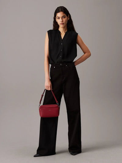 Geantă Calvin Klein – piele ecologică reciclabilă, cu curea ajustabilă