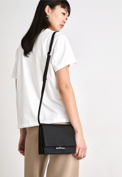 Geantă Calvin Klein Linear Crossbody, neagră, cu curea reglabilă și închidere metalică