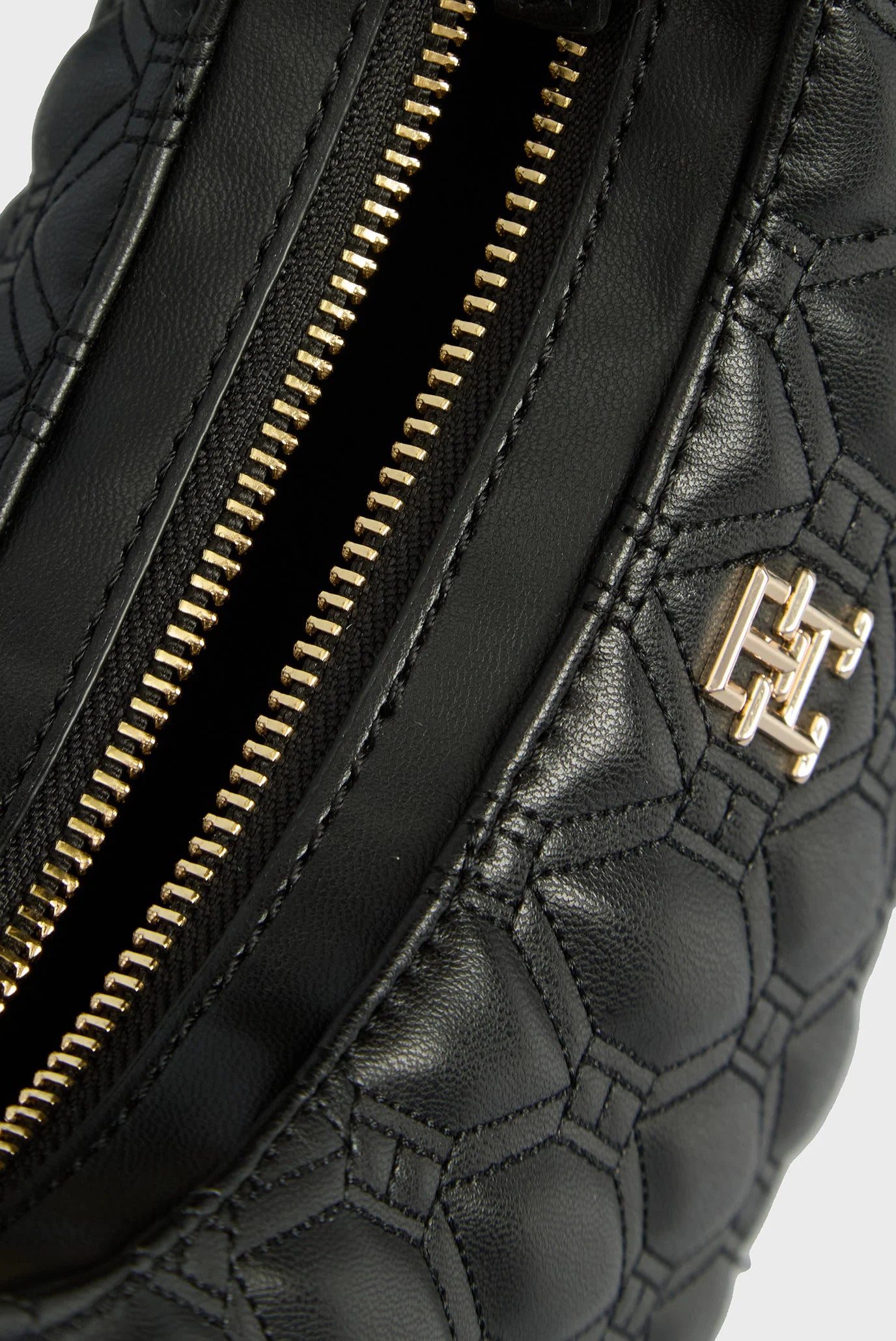 Geantă crossbody Tommy Hilfiger Refined, neagră, cu material matlasat și logo