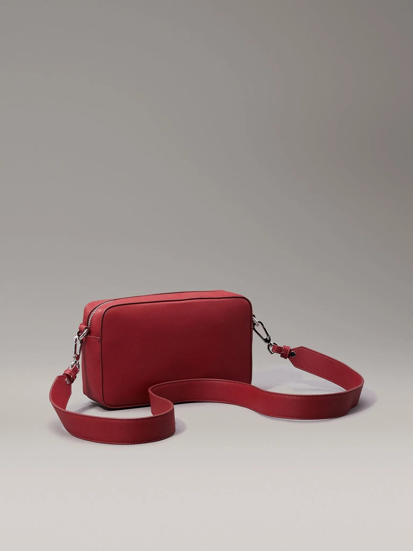 Geantă Calvin Klein – piele ecologică reciclabilă, cu curea ajustabilă