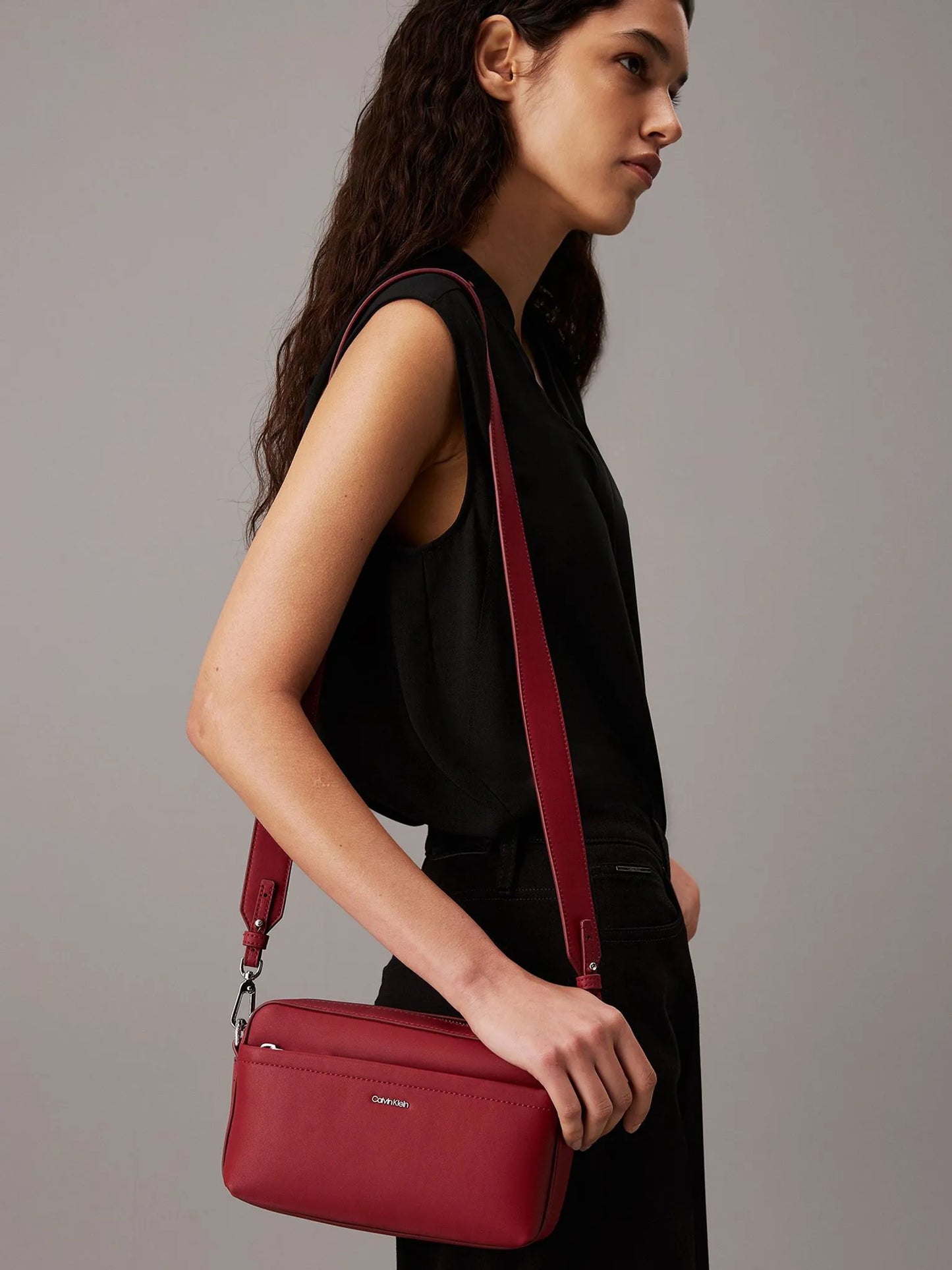 Geantă Calvin Klein – piele ecologică reciclabilă, cu curea ajustabilă