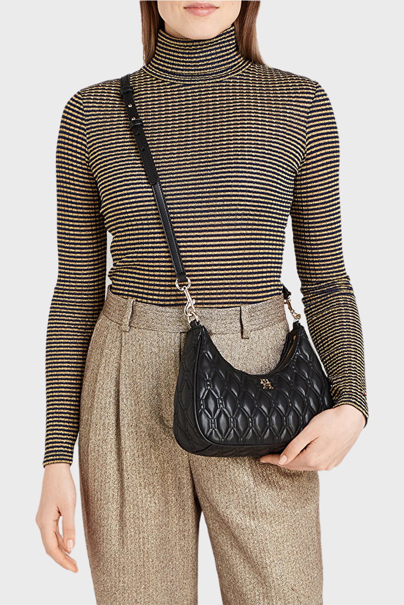 Geantă crossbody Tommy Hilfiger Refined, neagră, cu material matlasat și logo