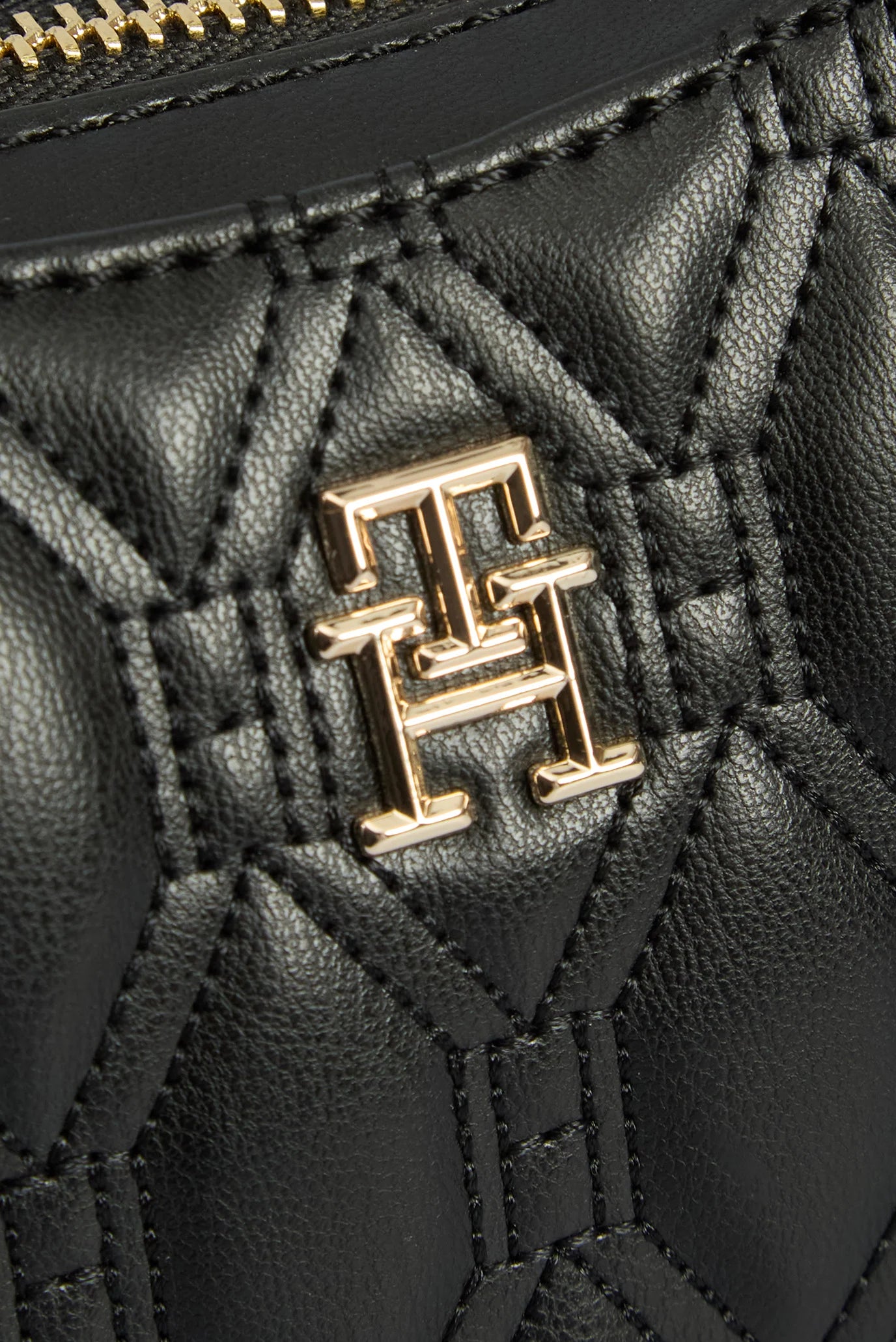 Geantă crossbody Tommy Hilfiger Refined, neagră, cu material matlasat și logo